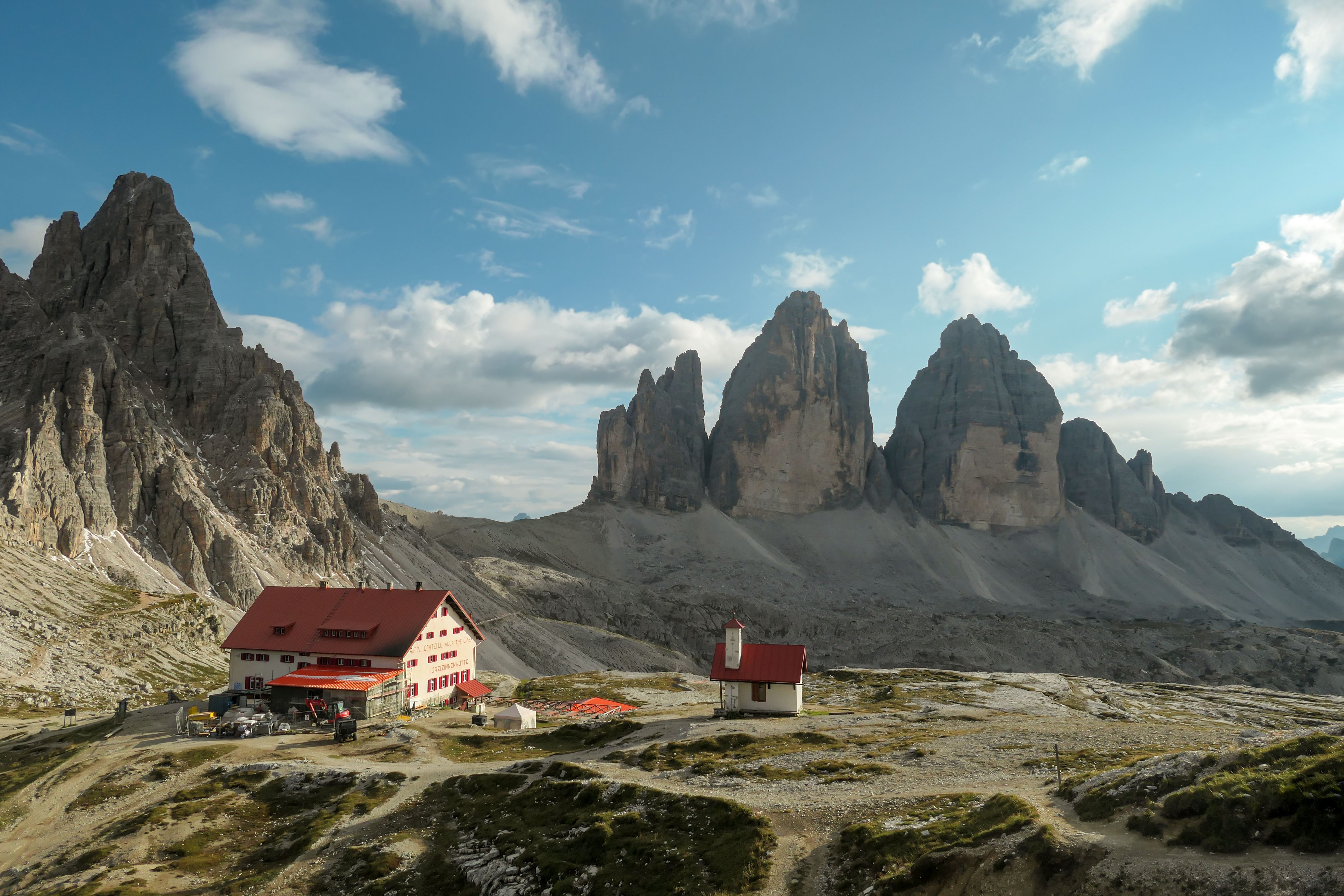 Drei Zinnen mit Berghütte