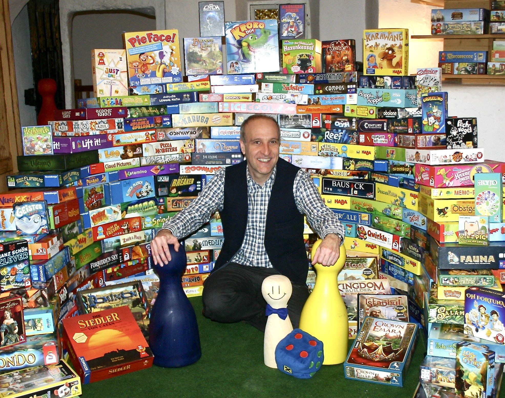 Spielehotelier Dieter Mayr-Hassler mit seiner Spielesammlung
