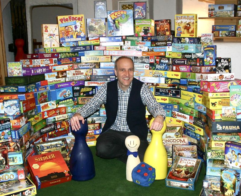 Spielehotelier Dieter Mayr-Hassler mit seiner Spielesammlung